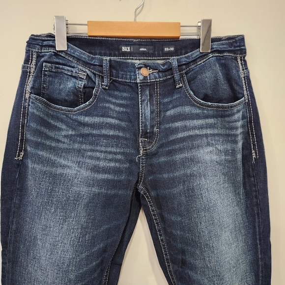 BKE Jeans Mens 32x30 Blue Derek Straight Leg Stretch 5 Pocket Whiskers Denim - Picture 2 of 11